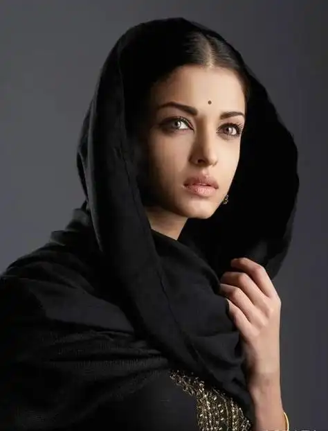 波斯美女戴着头巾宣扬女权,伊朗政府默许,男人被逼成妻管严