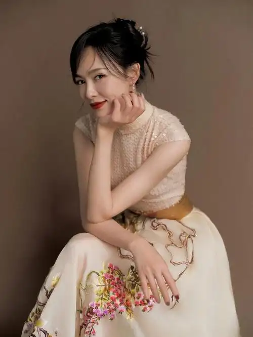 备受瞩目的女演员,她的出色表现和迷人外貌使她成为了众多粉丝的偶像