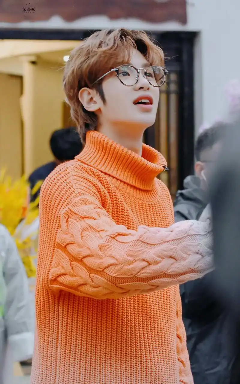 黄明昊justin 虽说不太喜欢戴眼镜的造型,但这几张图却 - 抖音