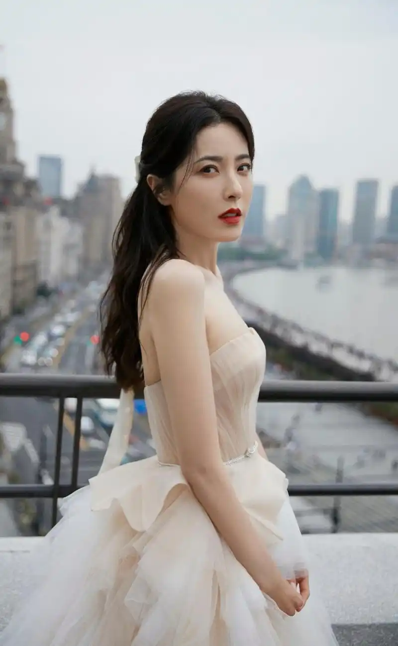 说到40岁以上最美的女明星,曾黎也算得上是不二之选了