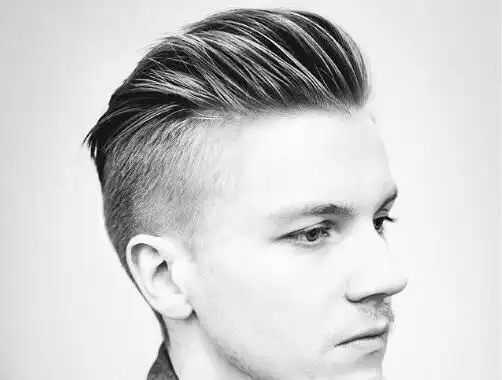 男士的大背头发型最受欢迎的时尚大背头造型走的是优雅的线条路线.