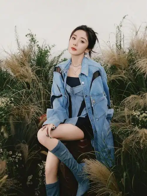 杨幂不愧为时尚潮流引领者!新造型带你感受靛蓝色的魅力!