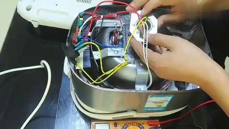 苏泊尔智能电饭煲不通电,多数是这里坏了,看师傅是怎么维修的?