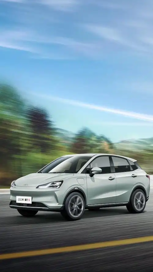 哪吒v相比较于市面上其他几款同类车型,整体造型更现代化,也更加灵动