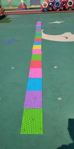 指压板行走能够达到按摩挤压穴位,促进血液循环的作用,对人的身体健康