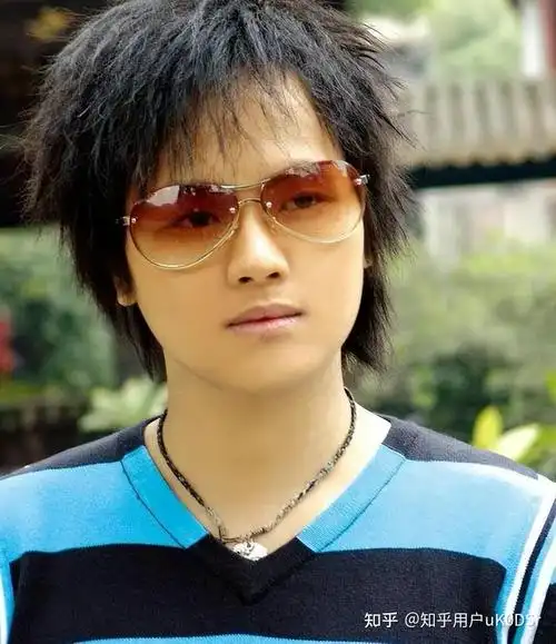 23岁凭一首歌狂赚2亿29岁成音乐教授情歌王子郑源到底有多牛