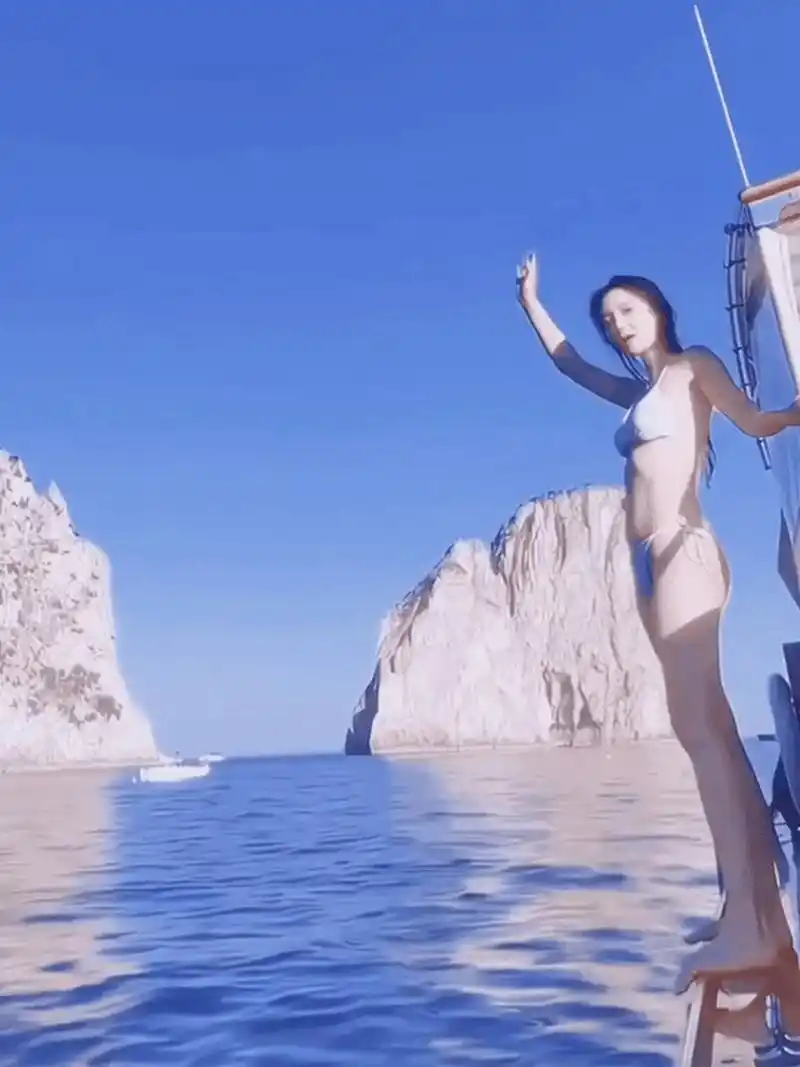 angelababy穿比基尼跳海#  今天angelababy在社交平台上发布了自己在