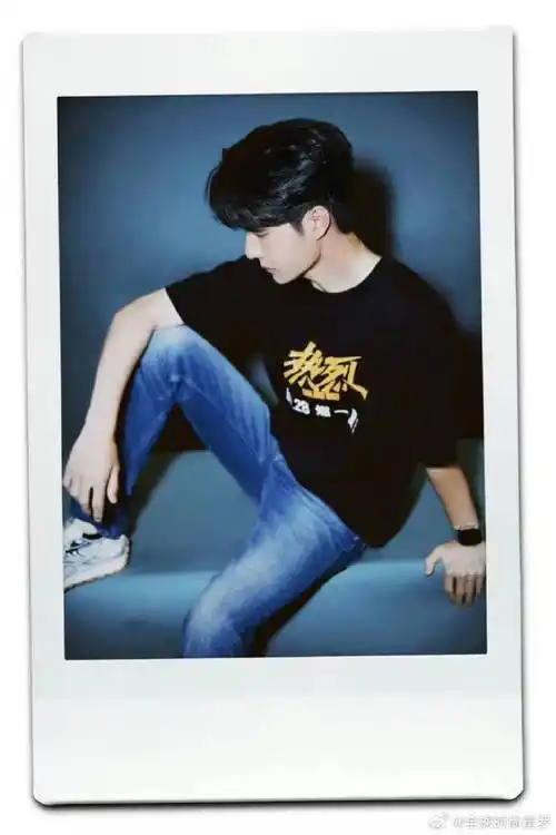 王一博黑t牛仔裤##王一博