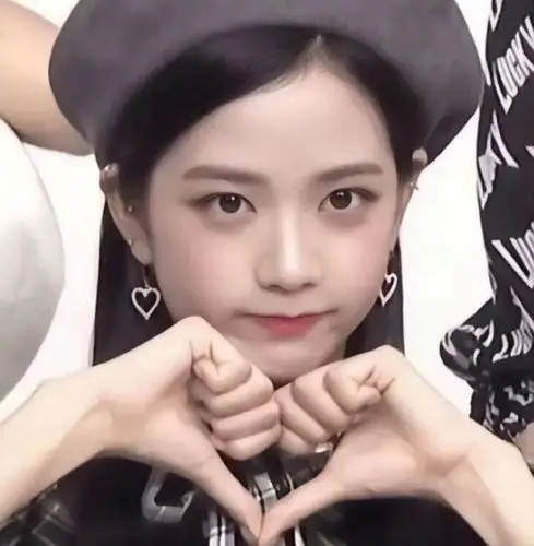 回应: jisoo 金智秀正脸照