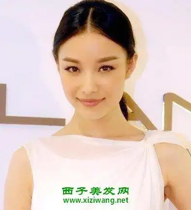 新款中分马尾辫发型扎法图片