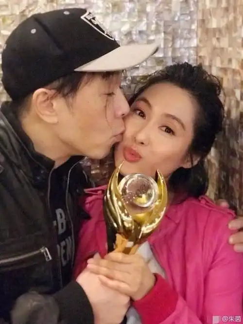 朱茵自曝奇特爱好:在女儿睡着后,和老公一起做这事