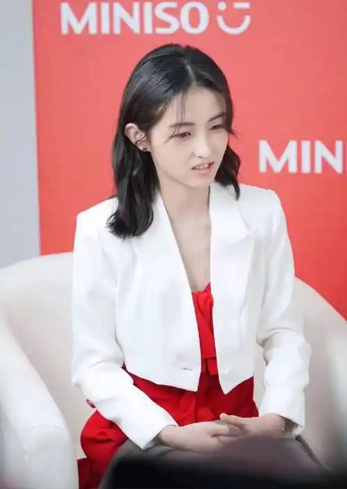 张子枫穿白色小西服内搭红色荷叶边吊带短裙,时尚吸睛干净利落_活动