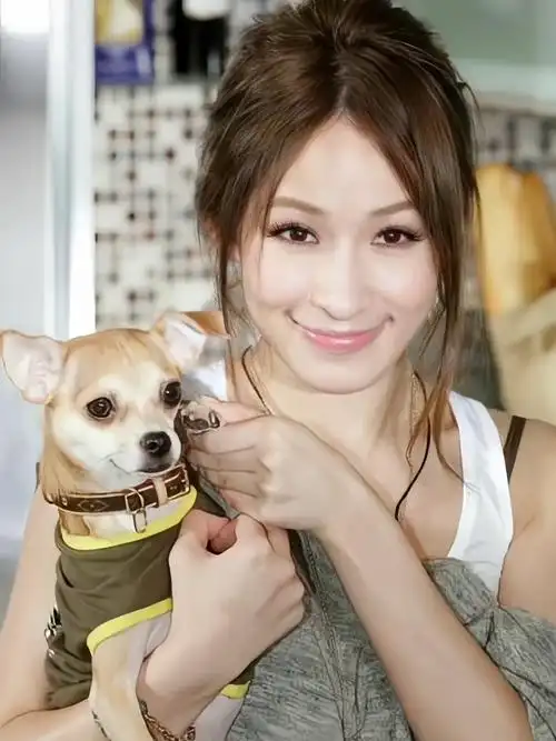 44岁萧亚轩花期也太短了?镂空内搭配西装亮相,满脸都是科技感!