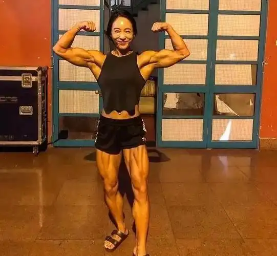 韩国健身达人晒肌肉美照力量十足你喜欢肌肉型美女吗