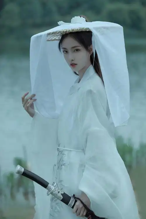 古风美女酷飒养眼湖边写真