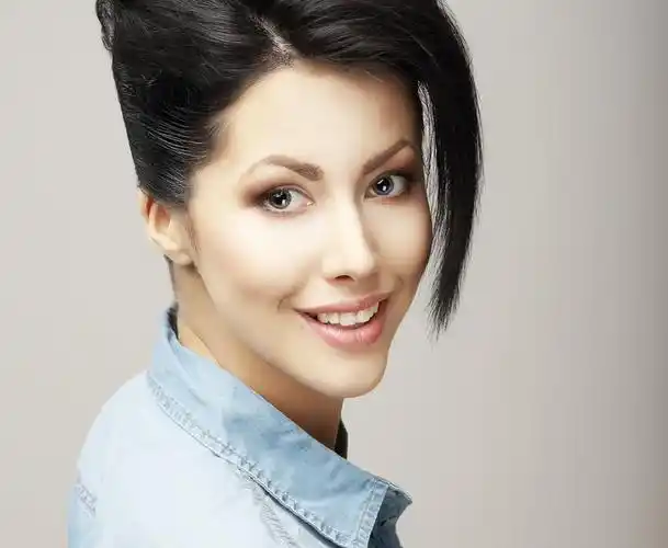 露齿的微笑.与天然清洁皮肤的高兴友好女人的脸.新鲜