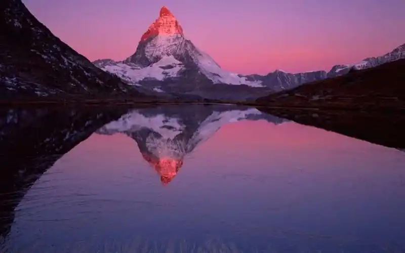 瑞士最漂亮的雪山"马特雄"雪山,世界十大风景之一 "日照金顶"