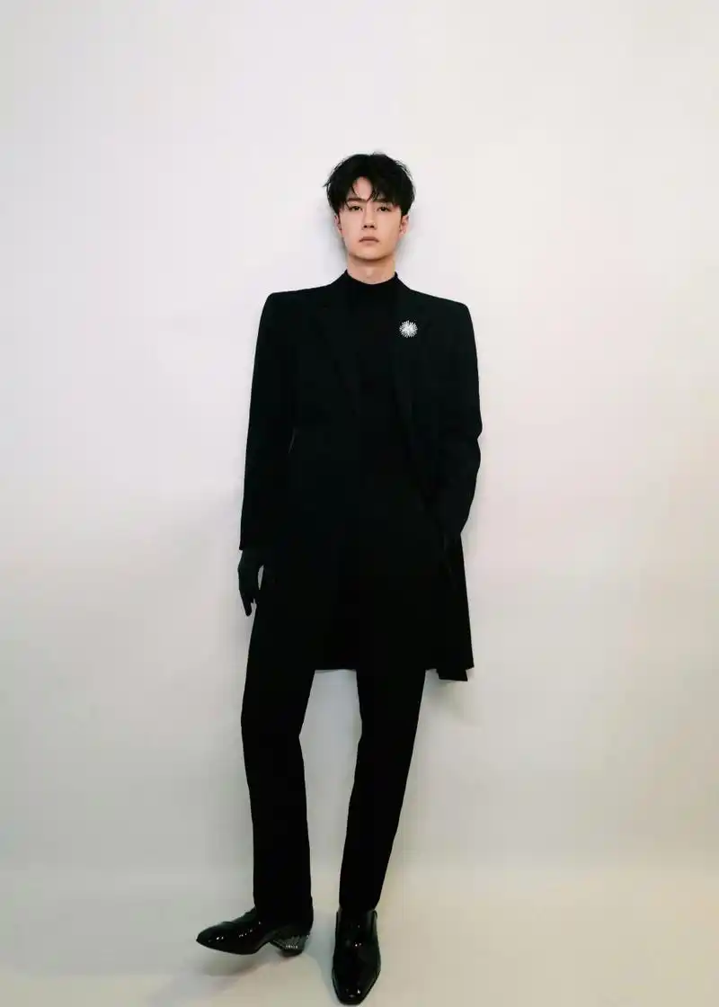 王一博 微博之夜 造型-黑色华尔兹 纯黑禁欲系,墨绿色手套,一枚冷色