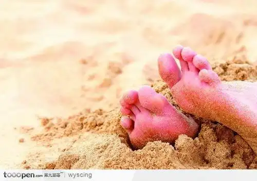 沙滩中的一双脚丫
