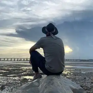 遗憾是永远无法去挽回,过去的就让他过去,就让往事随风而散