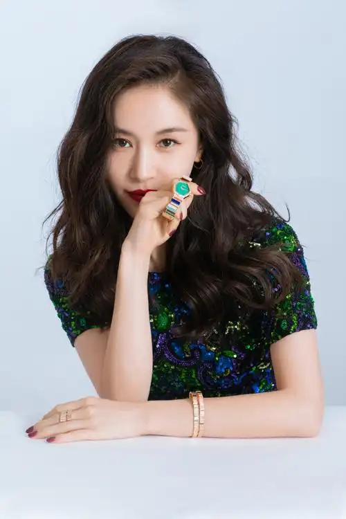 王子文穿了五彩斑斓的黑##王子文复古名伶造型