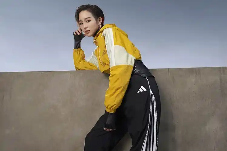 官方新闻 / 张钧甯率性诠释自我风格 adidas urban transition 系列