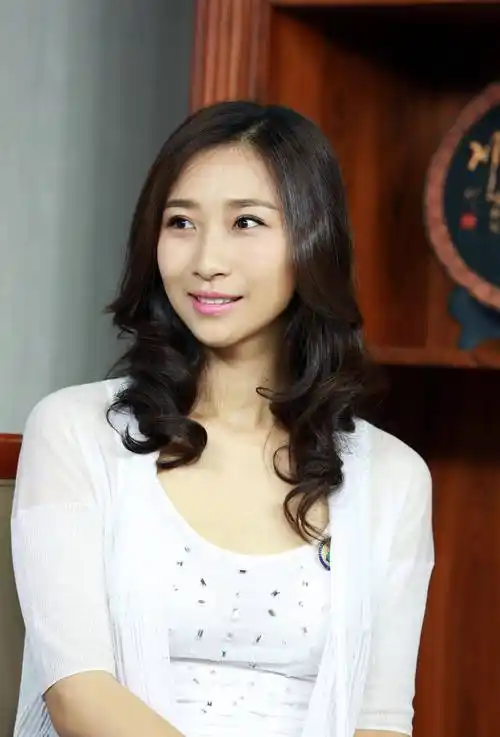 孙红雷的妻子王骏迪,气质清新不像是奔四的妈,大长腿不输模特_丁嘉丽