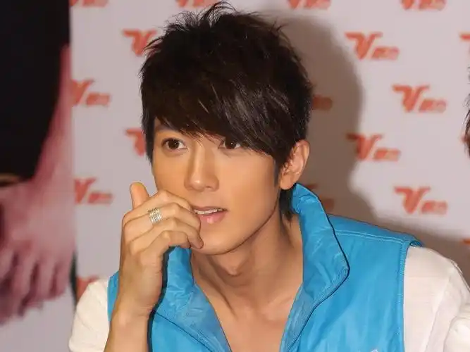 谁有吴尊毛寸的照片 发一下