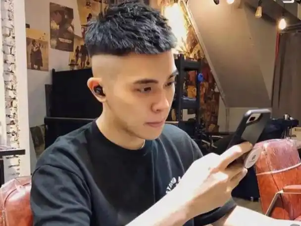 这款男生寸头短发就非常好看,适合大部分的男生,寸头显得帅气,两边铲