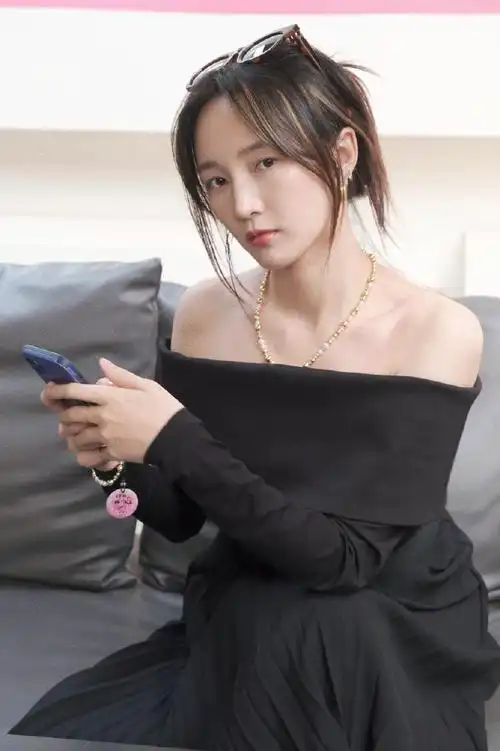 孟佳超话94#今天妇女节#携漂漂亮亮的淡妆@m孟佳j孟总,祝各位加号