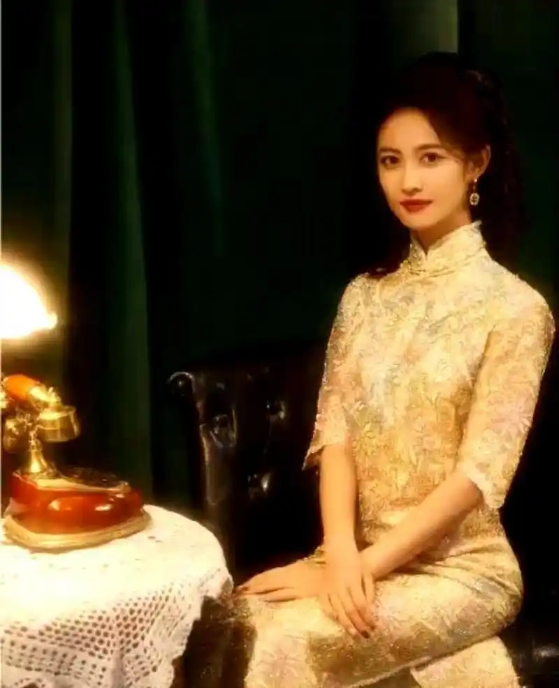 陈钰琪身着修身旗袍,在昏黄灯光下展现出坚毅与柔美的完美结合.