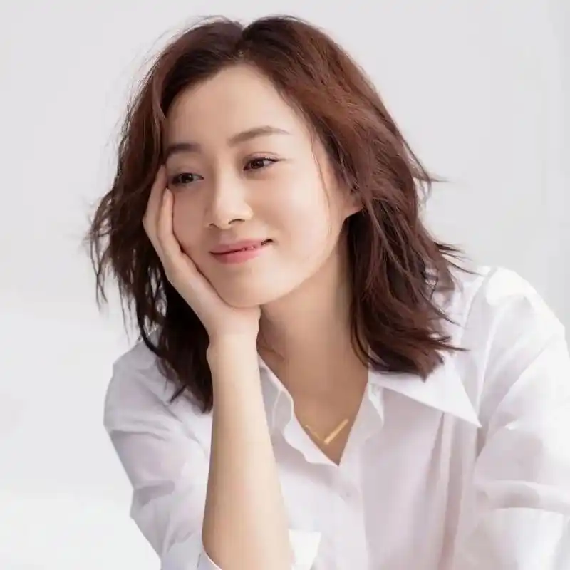 6714岁上春晚,4次改名,男友抛弃她后,转头花5亿娶李小冉_腾讯新闻