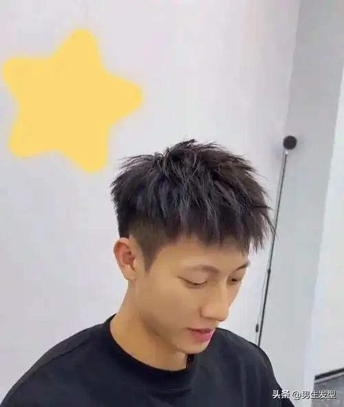 男生夏天只会剪"寸头"就out了,建议试试这3款发型,阳光又帅气|发型
