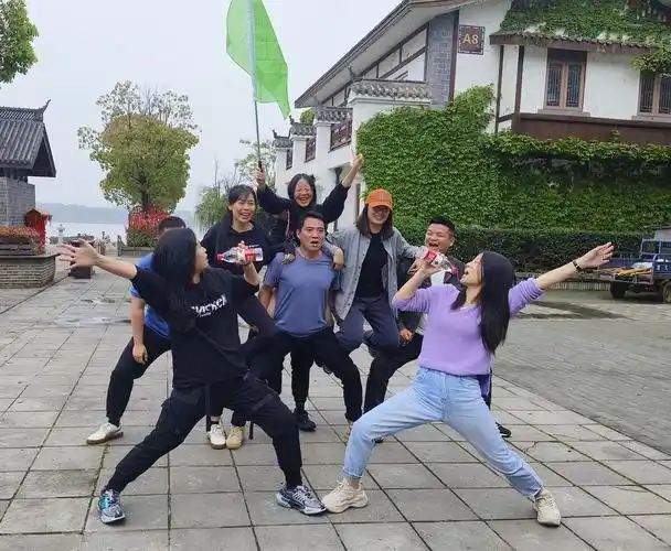 >学院新闻>活动第一天,全体人员分为三个队伍,以共建团队开启破冰之旅