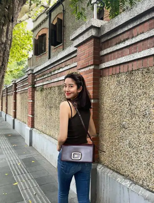 杨采钰背心配牛仔裤大秀身材 初秋出街魅力满分-搜狐大视野-搜狐新闻