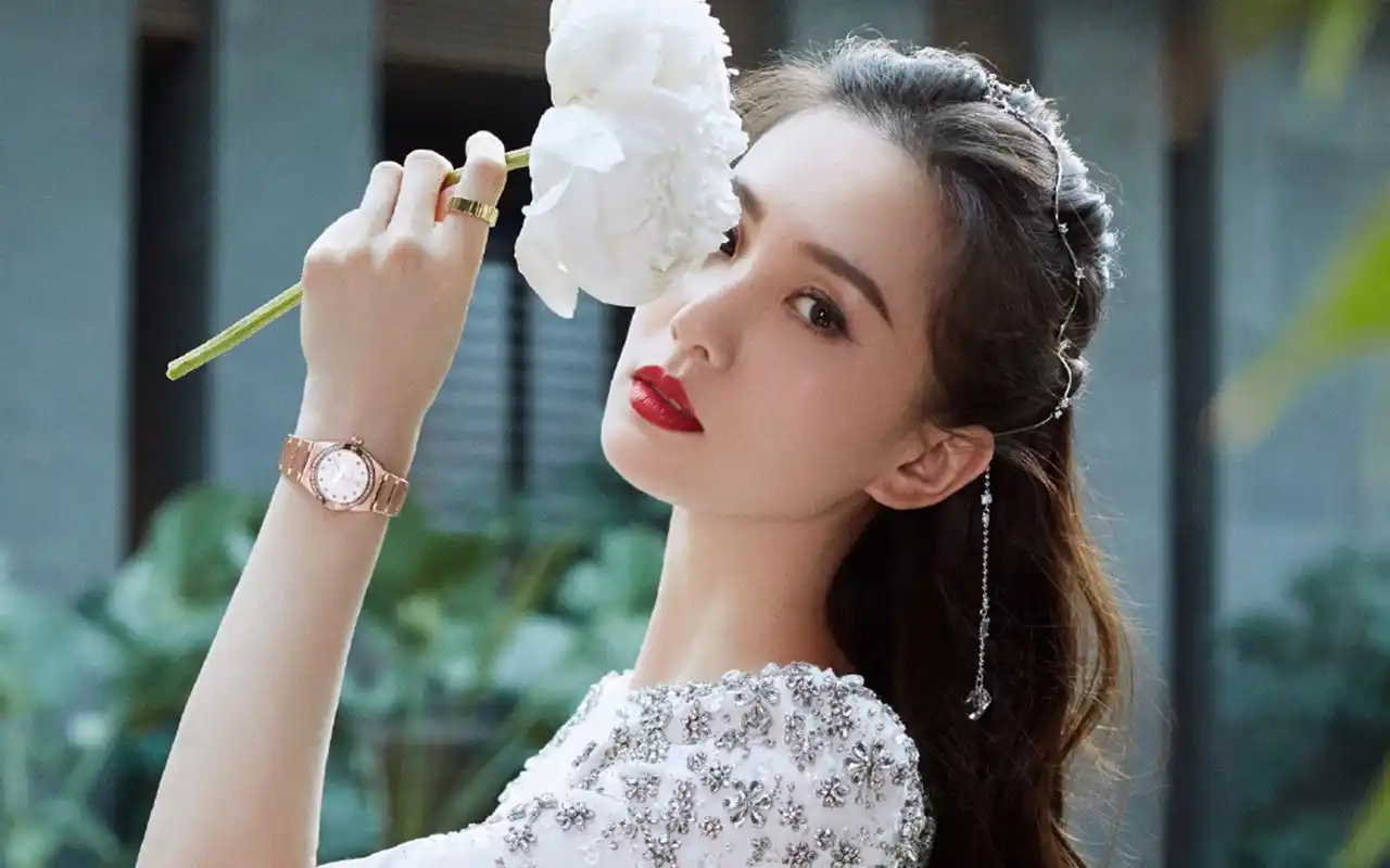 刘诗诗星钻白裙优雅写真桌面壁纸