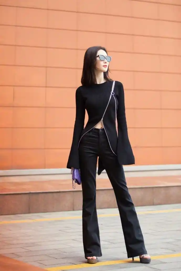 组图:舒畅穿喇叭裤踩高跟鞋秀美腿 微露纤腰雪肤红唇很性感_高清图集