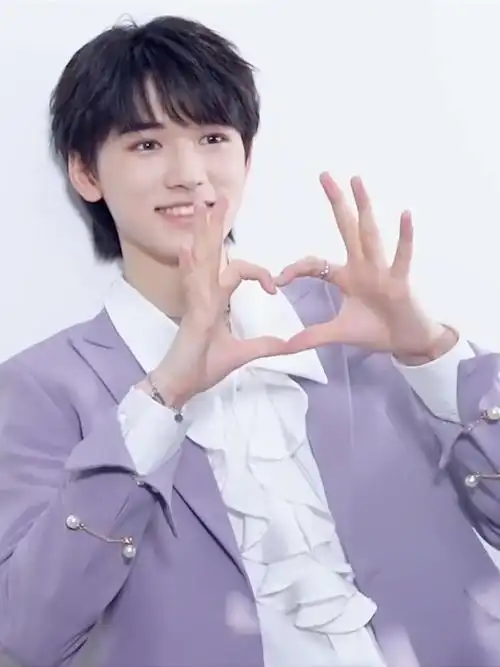 来看宋亚轩花式比心,沉浸在小宋老师超治愈的笑容里走不出来了!