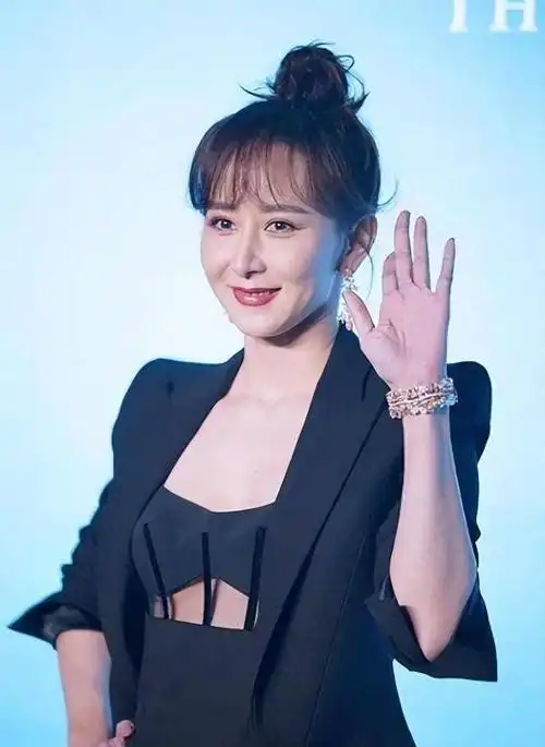 身材很有"料"!45岁胡静美貌十足,女人味十足