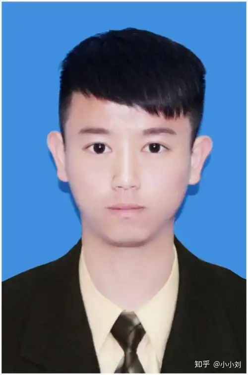 刚认识的时候证件照大概这样,追了好几个月,喜欢他～|)っ