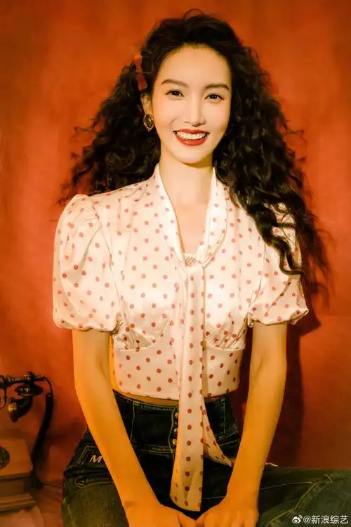 搭配大波浪羊毛卷发型更加吸睛原来金晨过年也烫头,好像小羊肖恩!