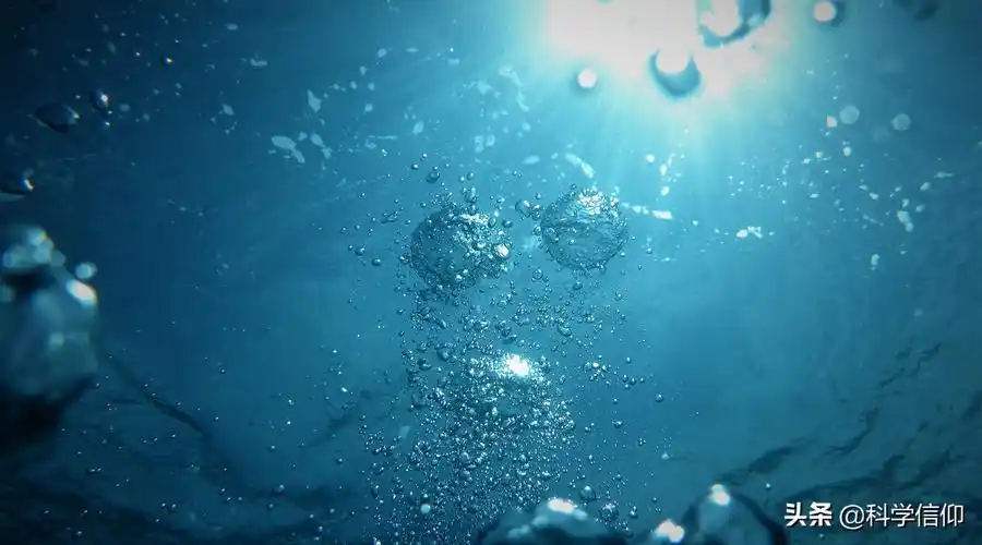 我们日常所见的大多数物质都具有固态,液态和气态这三种形态,在不同的