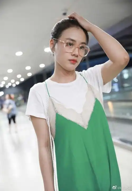 马思纯咋啦吃药发福胖成近200斤比中年的油腻大妈还要胖