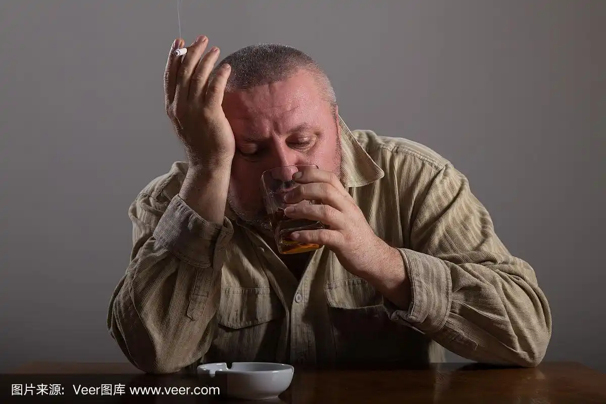 肖像男子喝酒和抽烟