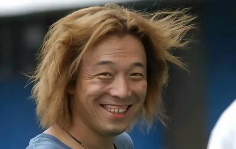 在《疯狂的石头》大红大紫之前,黄渤曾在音乐厅当过驻唱歌手,组建过