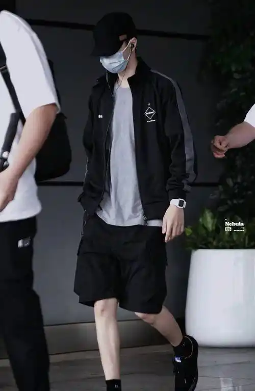 王一博一身清爽,长袖外套配短裤,大长腿引人注目_工作_长沙_场合