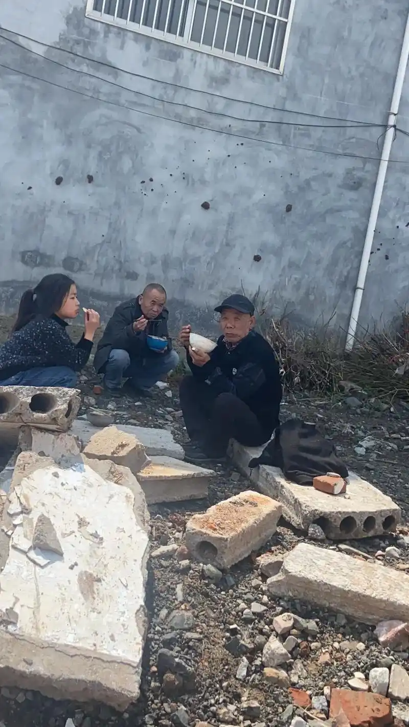 真实的乡村生活是这样的 #有一种味道叫常回家看看 #只有照 - 抖音