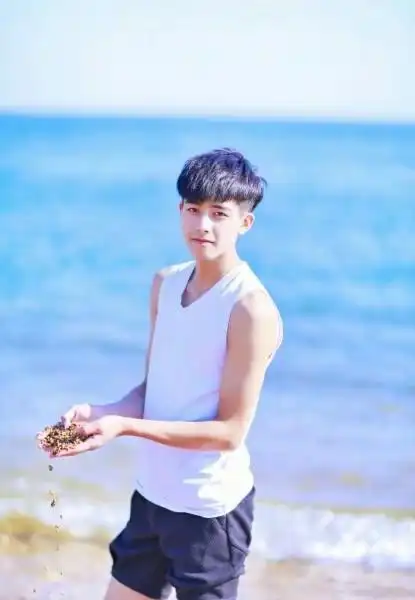 观宋威龙早期照片有感