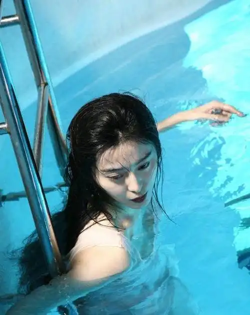 陈柏霖也是挺有福气的,近距离接触到女神.