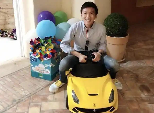 有意大利当地球迷更新ins,晒出一张照片,内容是国际米兰掌舵人张康阳